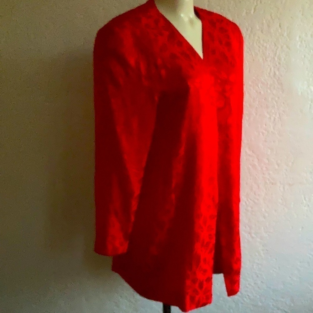 𝅺vtg . LIZ CLAIBORNE (SZ 10) 100% silk red geo design print cardigan.